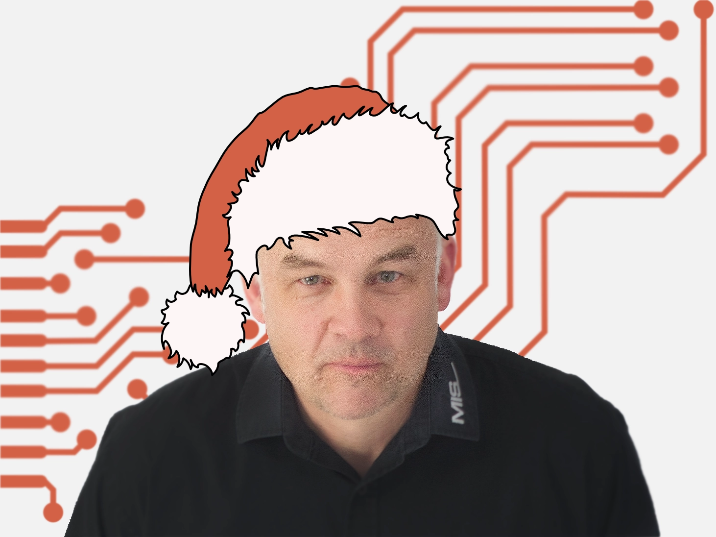 Mann mit Glatze, lächelnd, in schwarzem Hemd